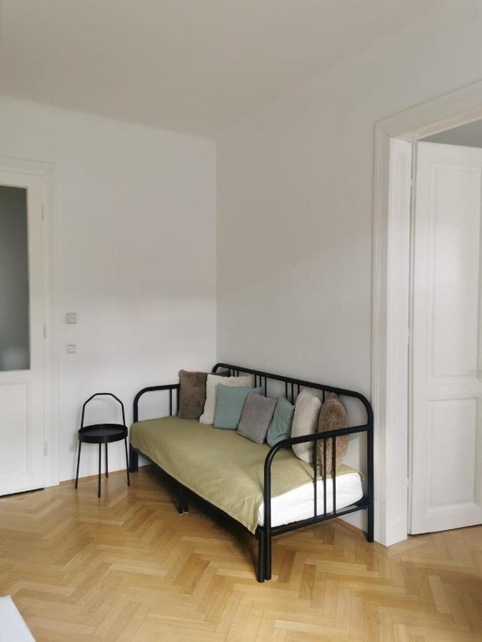 Central Mariahilfer Apartment 4 Min To The City Shopping Center And Schoenbrunn Palace Вена Экстерьер фото